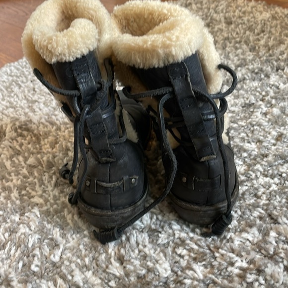 UGG Australia Women’s Acadia Winter Boots Size 7 - Picture 5 of 10